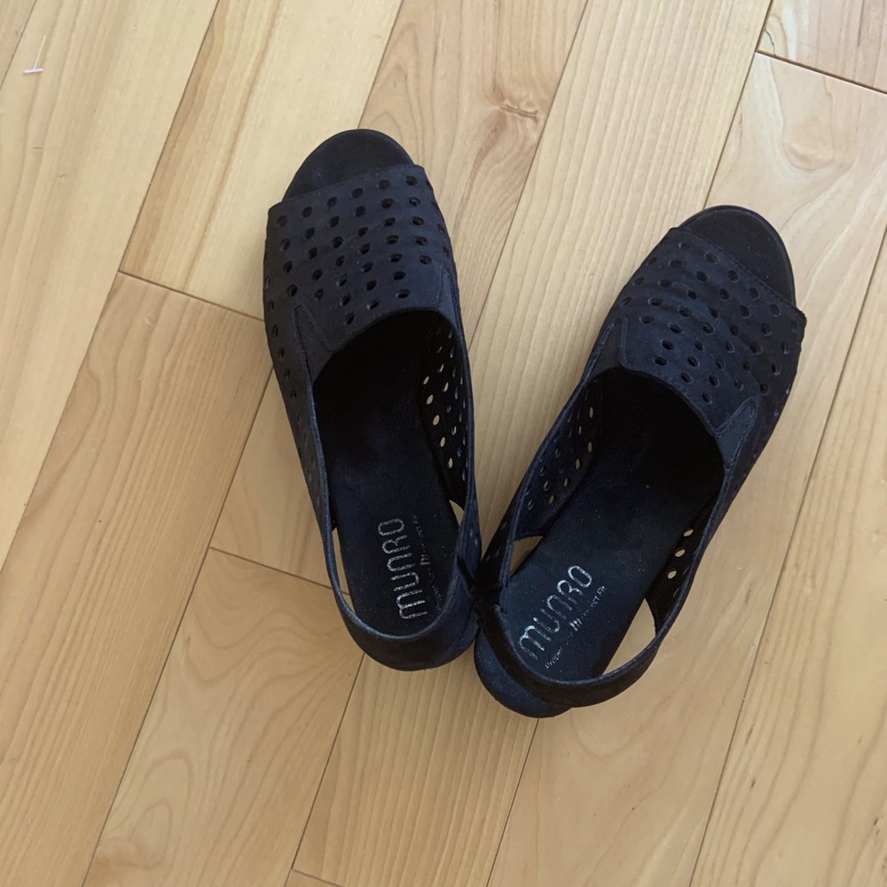 Munro Mickee Black peep tote sandal